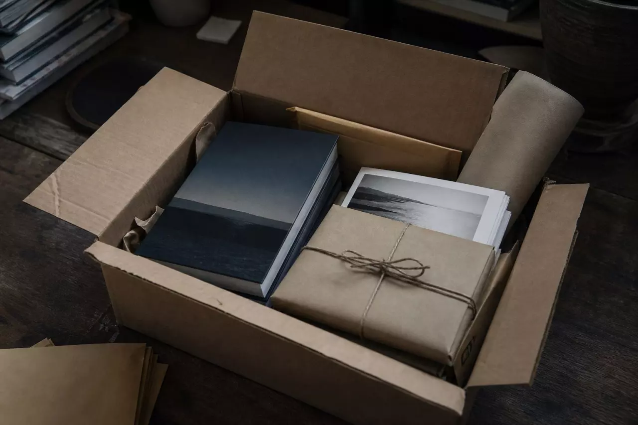 Dossiers de presse et romans prêts à envoyer dans une caisse en carton.
