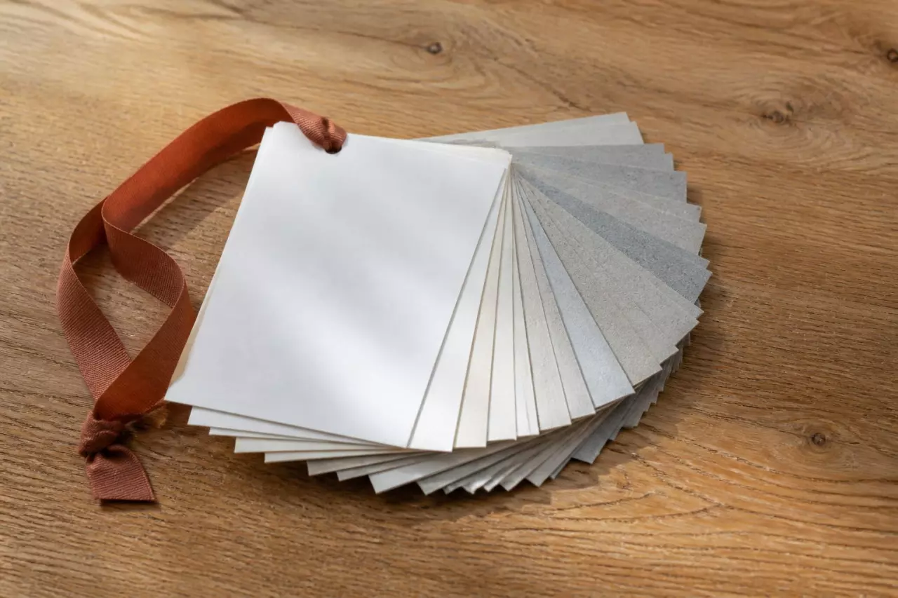 Échantillons de papiers bouffant, offset et recyclé empilés en éventail.
