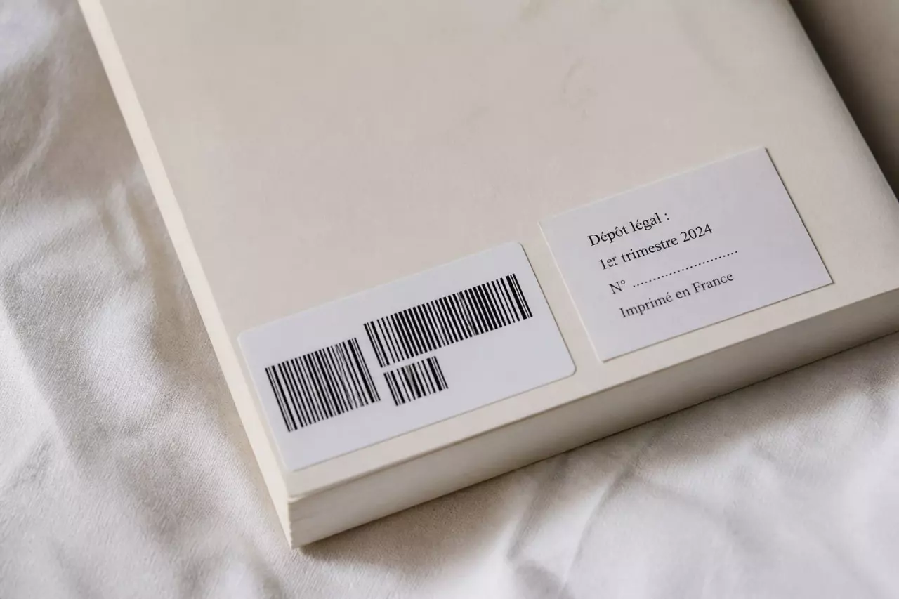Codes-barres ISBN et bordereau de dépôt légal posés sur un livre.