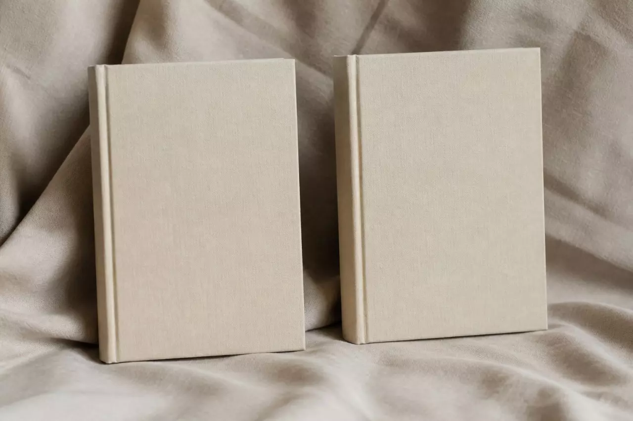 Deux éditions d’un même roman dans des langues différentes, côte à côte.