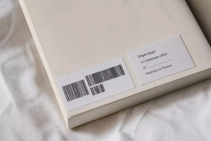 Codes-barres ISBN et bordereau de dépôt légal posés sur un livre.