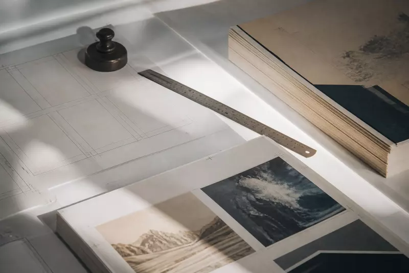 Gabarit de mise en pages, réglet et cahiers imprimés sur une table lumineuse.